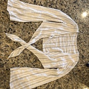 Long sleeve cropped top with tie in the front.